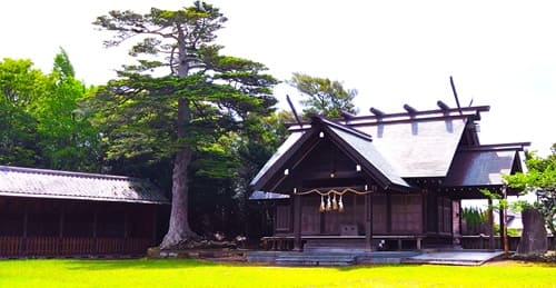 安房神社遥拝殿と長い社の風景