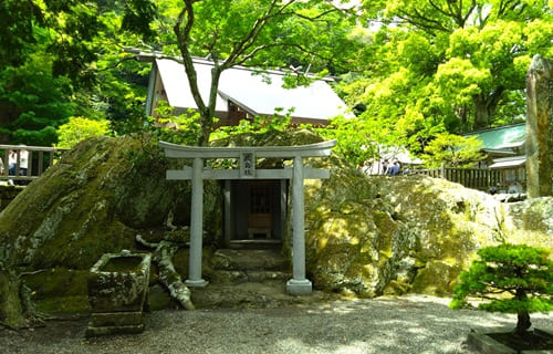岩の中にある厳島社正面の風景