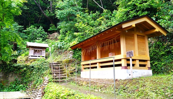 境内社が並ぶ風景