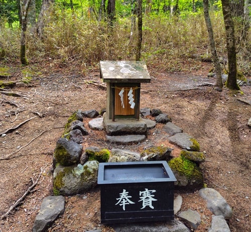 小さな祠がポツンとある風景