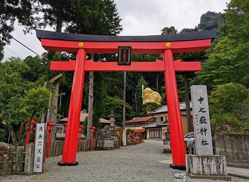 巨大なだいこく様も確認できる中之嶽神社の鳥居の風景