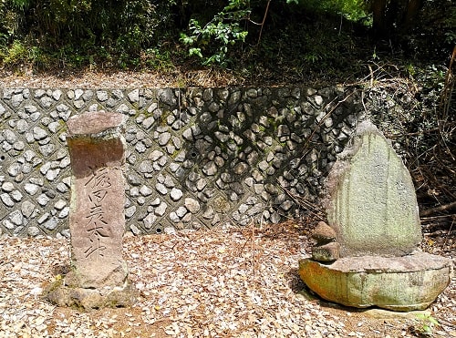 石碑と句碑が並ぶ風景