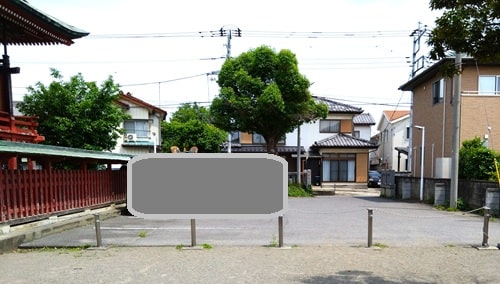 境内裏にある駐車場の風景