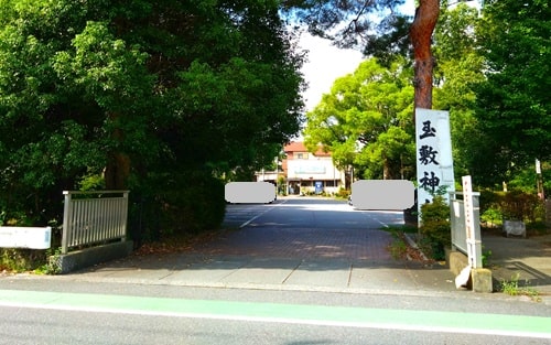 駐車場入り口の看板の様子