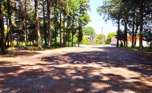 参道途中の駐車場の風景
