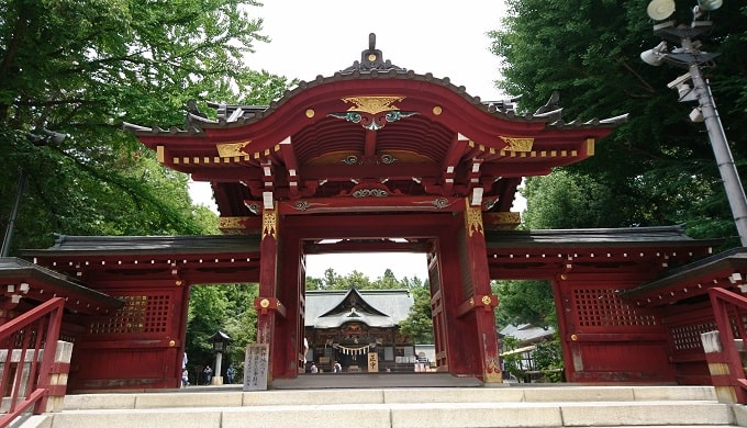 秩父神社の立派な門の正面の風景