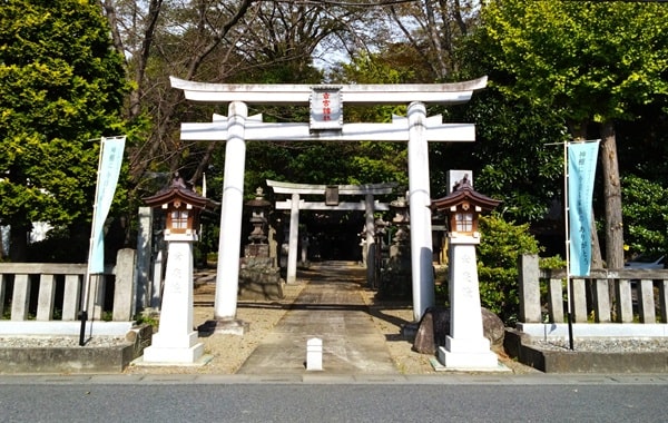 正面入り口となる鳥居の風景