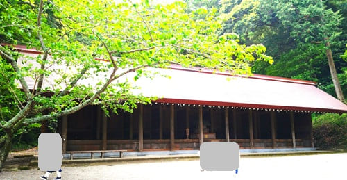 長い神輿庫の風景