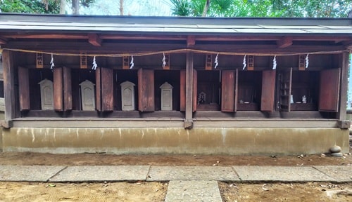 7社並ぶ境内社の風景