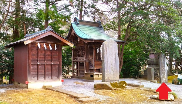 境内社と石碑がある風景