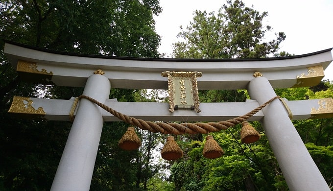 宝登山神社の二の鳥居アップの風景