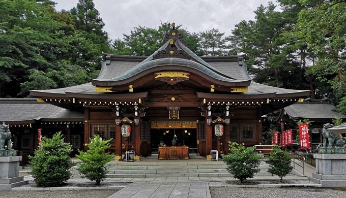 進雄神社の社殿を少し遠くから撮影した風景