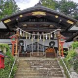 階段上の小鹿神社拝殿の風景
