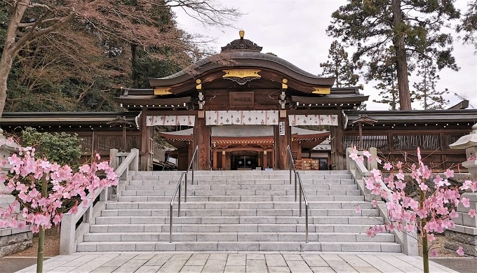参道階段下からの高麗神社の御神門と拝殿の風景