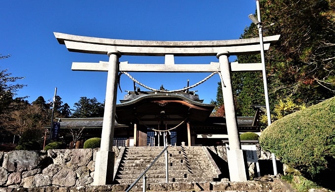 夫婦木神社の二の鳥居と拝殿の風景
