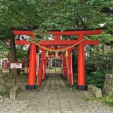 於菊稲荷神社の赤い鳥居入り口の風景