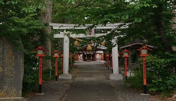 山田八幡神社の一の鳥居から本殿が見える風景