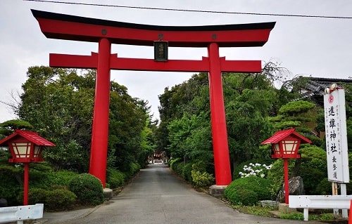 進雄神社の朱色の大きな一の鳥居の風景