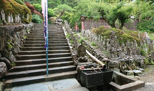 金昌寺の手水舎と多くの石仏の風景