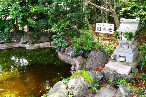 池と社の風景