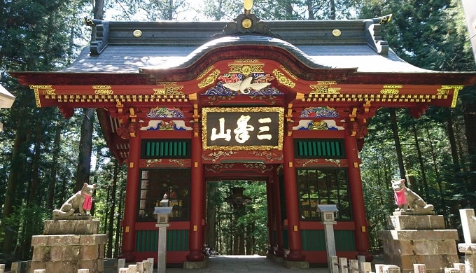 三峯神社のずっしりとたたずむ随神門の正面風景