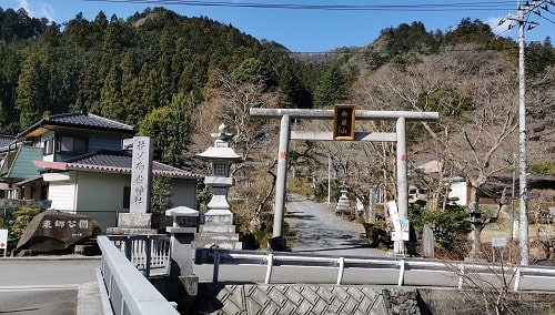 秩父御嶽神社の一の鳥居とまわりの風景