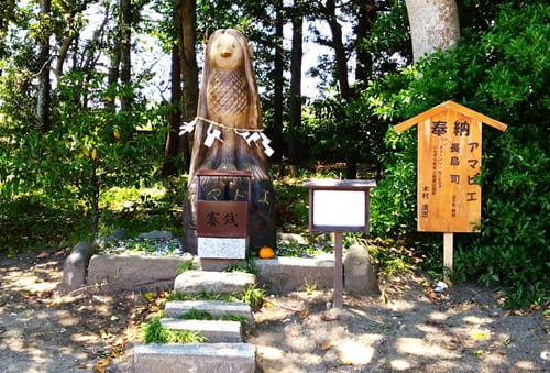 木で作られたアマビエさまがある風景
