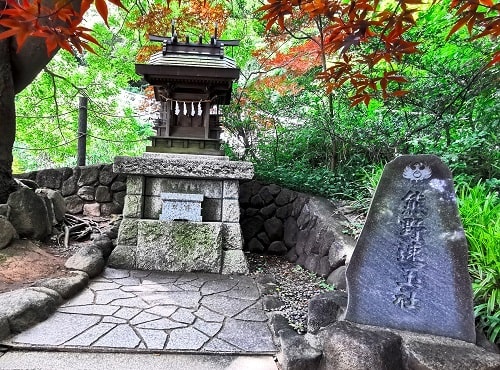 石碑と熊野速玉社の風景