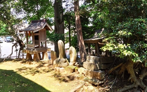 社と石碑が並ぶ風景
