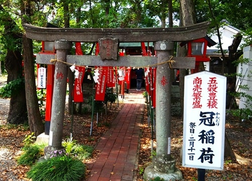 冠稲荷鳥居正面の風景