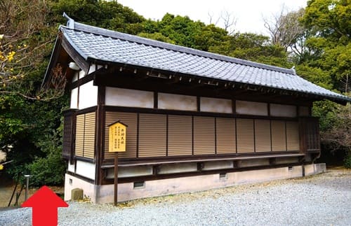 境内から弁財天社に行く入り口