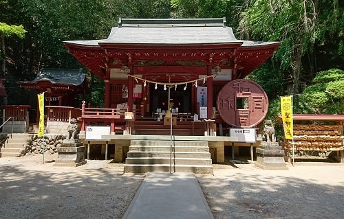 聖神社の社殿と旧本殿の画像