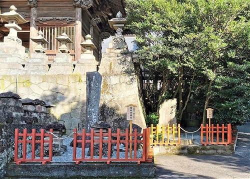 猿田彦神社と諏訪神社が並ぶ風景