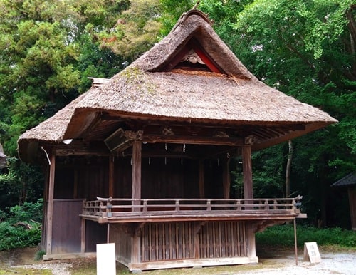 参道から見た神楽殿の風景