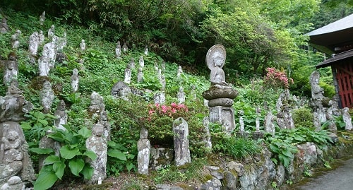 金昌寺の山の斜面にある石仏群