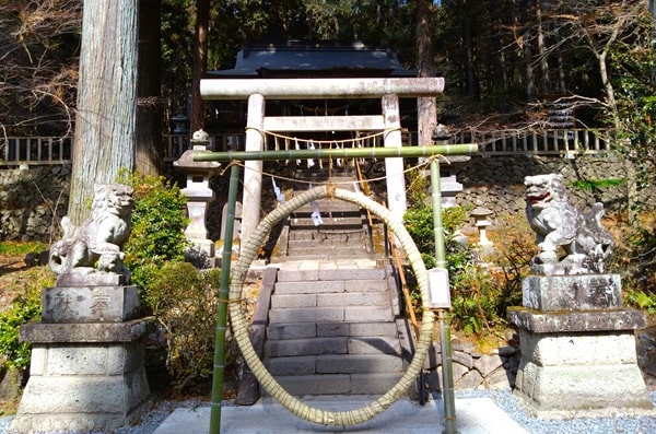 狛犬さんと二の鳥居がある風景