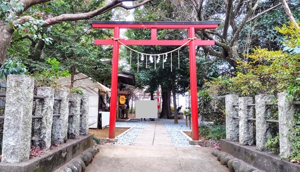 社務所に行く鳥居の風景