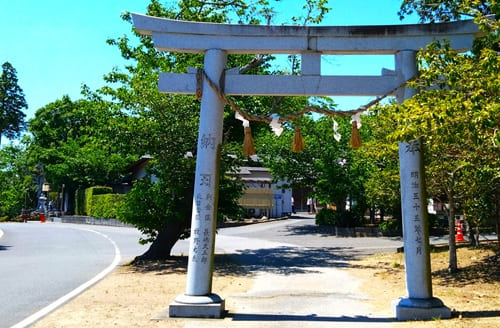 境内横にある鳥居正面の風景