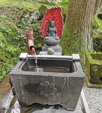 中之嶽神社の手水舎の風景