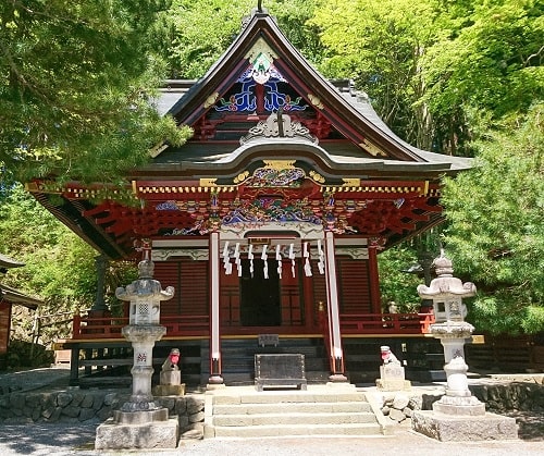 色鮮やかで繊細な彫刻を施した国常立神社の拝殿正面風景