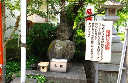ダルマさんの石像