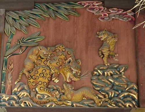 拝殿正面の子育ての虎の彫刻